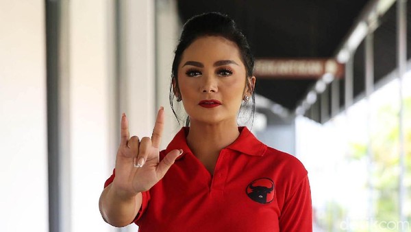 Nyanyian Krisdayanti Bikin Heboh Urusan Gaji Wakil Rakyat Senayan Nyanyian Krisdayanti Bikin Heboh Urusan Gaji Wakil Rakyat Senayan