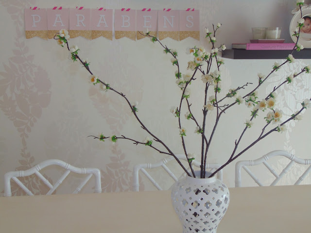 Cadeiras chipendale; ponte e flores