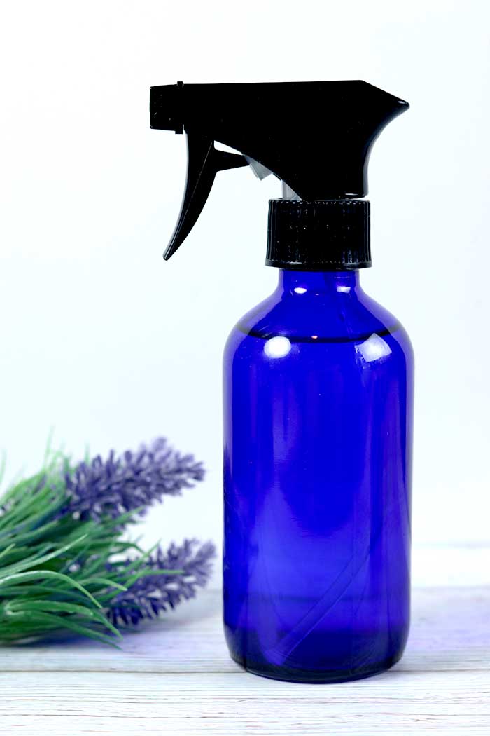 How to make a magnesium oil spray recipe. This natural remedy has many benefits for your skin, eczema, for migraines, for pain, and for sleep.  This easy DIY has only two ingredients plus essential Learn the best application and where to apply it and how to use it.  This is for kids and adults with a kid safe essential oil blend. Learn about the side effects, too.  Don't want to DIY?  Find out where to buy. #magnesiumoil #diy #essentialiols #magnesiumspray