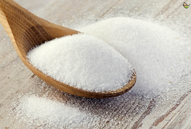 أفضل خلطات السكر لتنظيف الأوساخ الموجود على البشرة ويساعد أيضا في تقشير خلايا جلد الميتة لنمو خلايا جديد مما يساعد في تفتيح وتنظيف البشرة.
