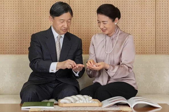 Empress Masako wore an old-rose silk satin pussy-bow blouse, and black trousers. Pearl necklace and pearl diamond earrings