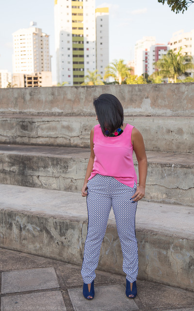 Look colorido para trabalhar: Blusa rosa e calça estampada 