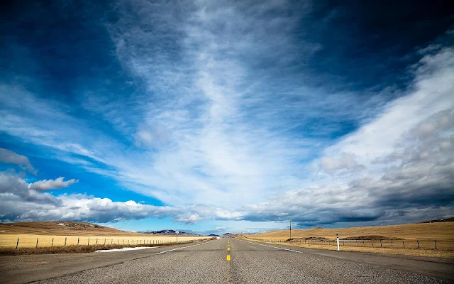 Landschap met een lange weg tot aan de horizon.