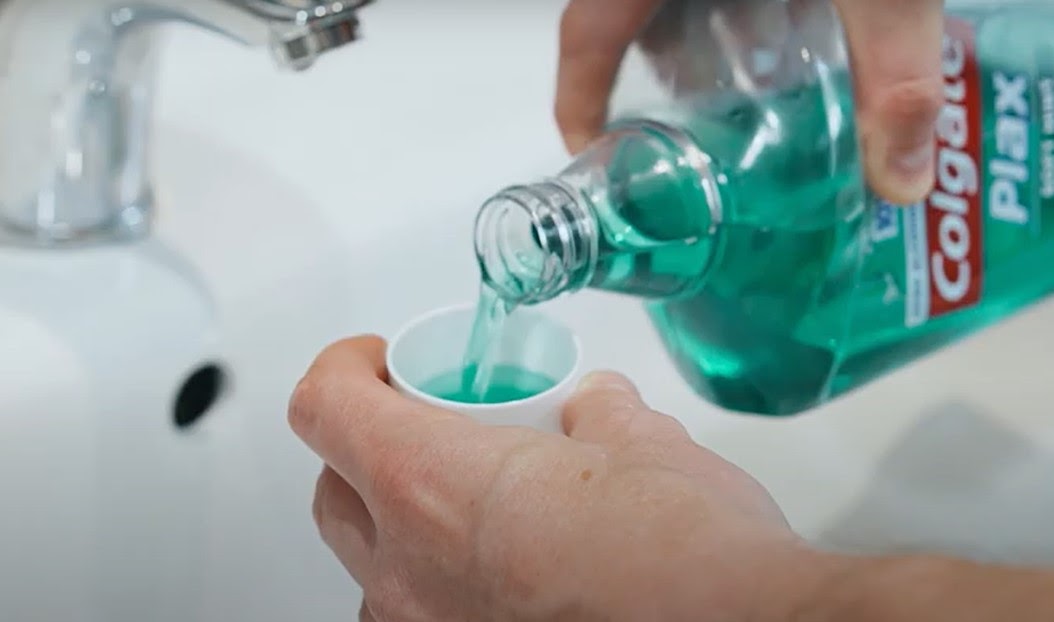 ¿Puede el enjuague bucal realmente matar el coronavirus?