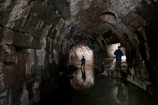 Fuente: http://www.romasotterranea.it/upl/ipogei_schede/Cloaca%20Massima/Cloaca%20Maxima%20020.jpg Tramo aún en activo hoy día