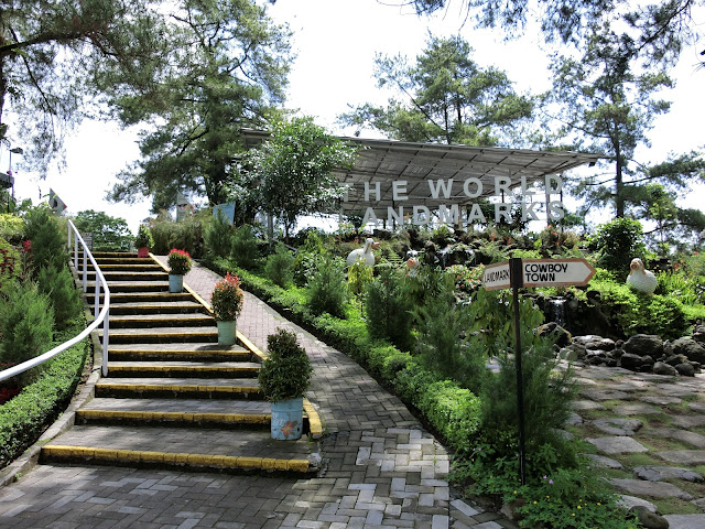Tangga naik ke Merapi Park The World Landmarks Kaliurang Jogja - habisliburan.com