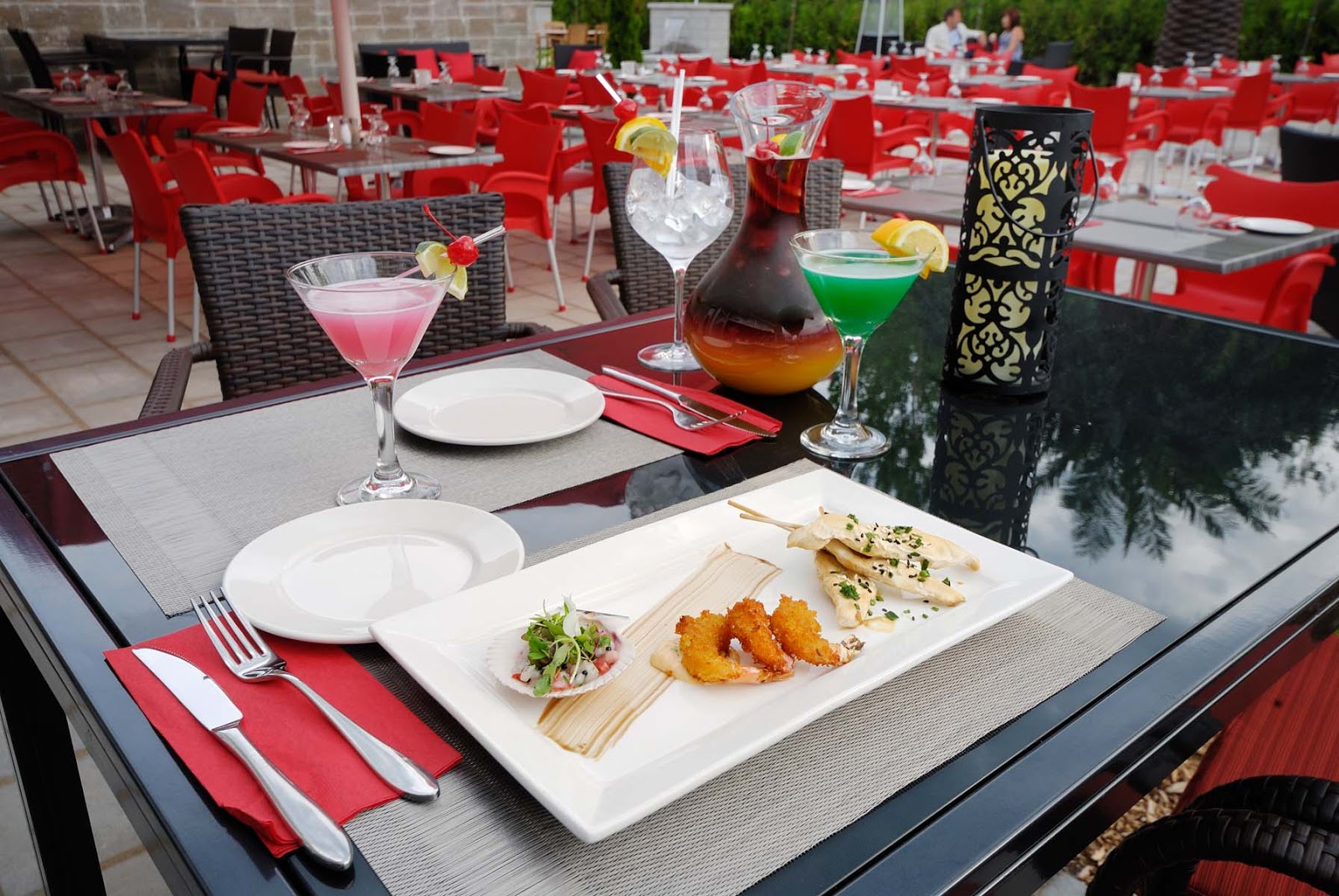 Direction terrasse, au Bistro Martini Grill de Terrebonne dès la mimai