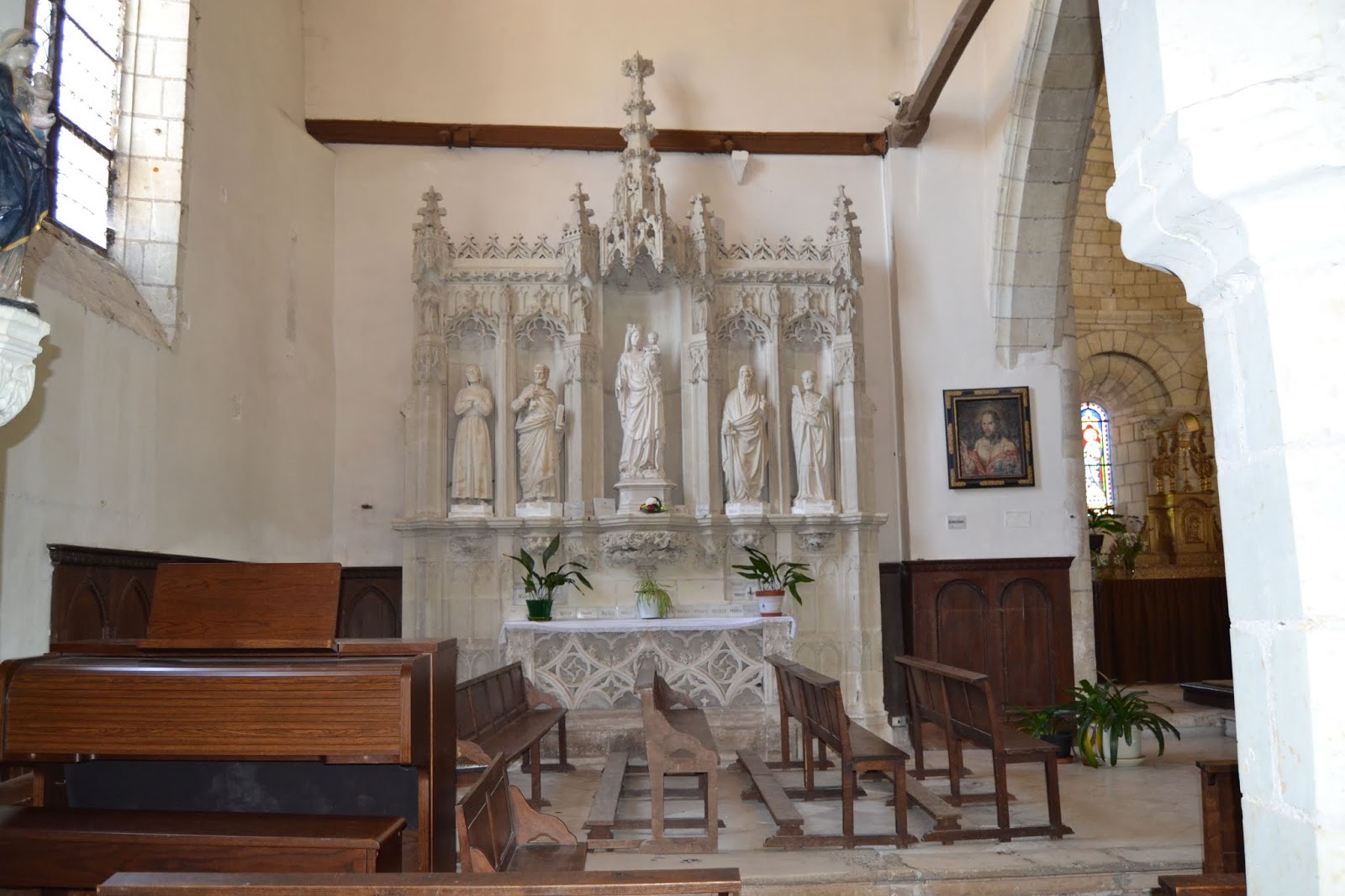 Savennières L'église St Pierre et les fabuleuses Toiles peintes du