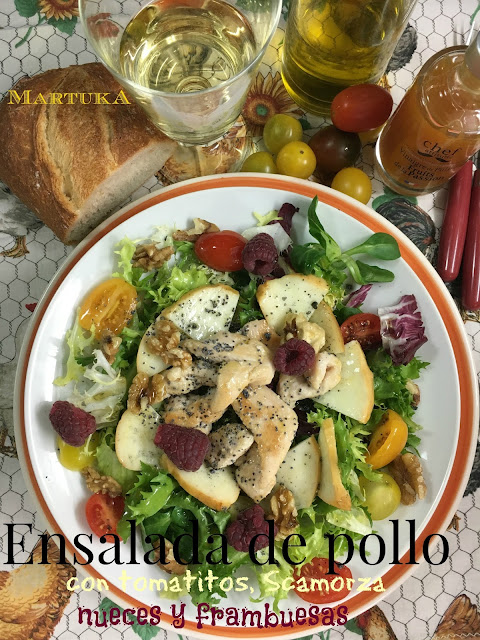 Ensalada De Pollo Con Tomatitos, Queso Scamorza, Nueces Y Frambuesas