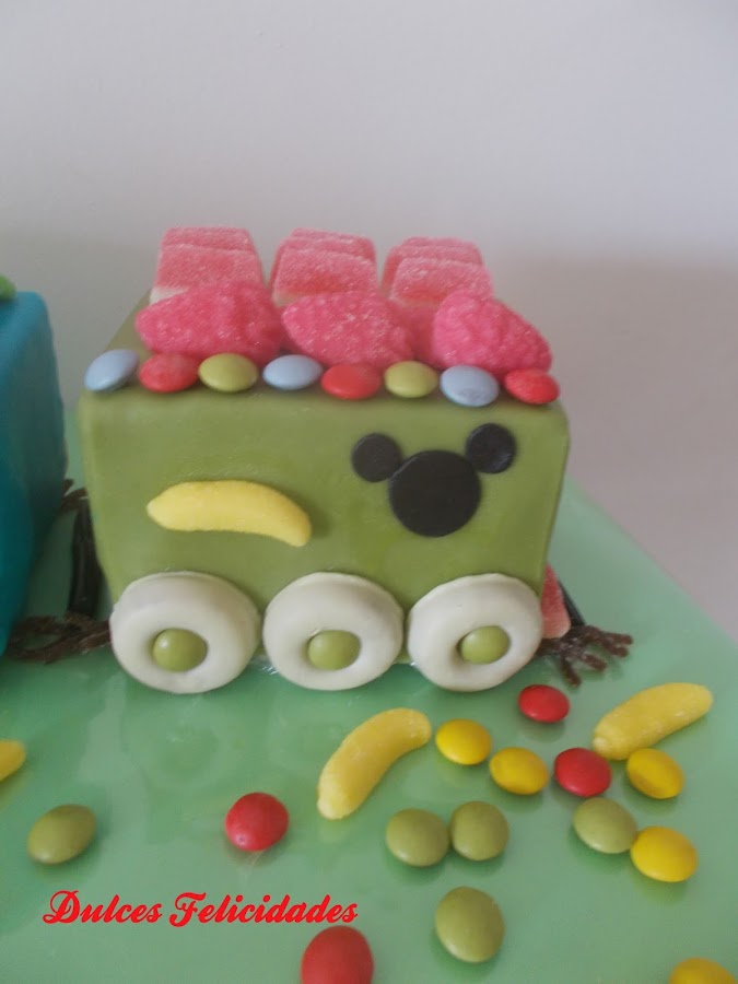 Tarta de chuches tren de Mickey Mouse