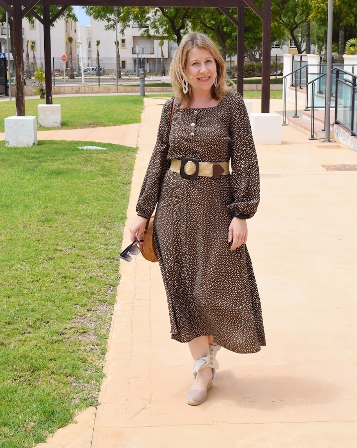 Look_con_vestido_marrón_de_lunares