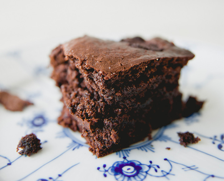 In the Kitchen | Two Chocolate Recipes to Try this Weekend: Cake & Brownies