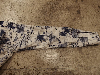 エンジニアードガーメンツ　classic shirt in white with navy surf print