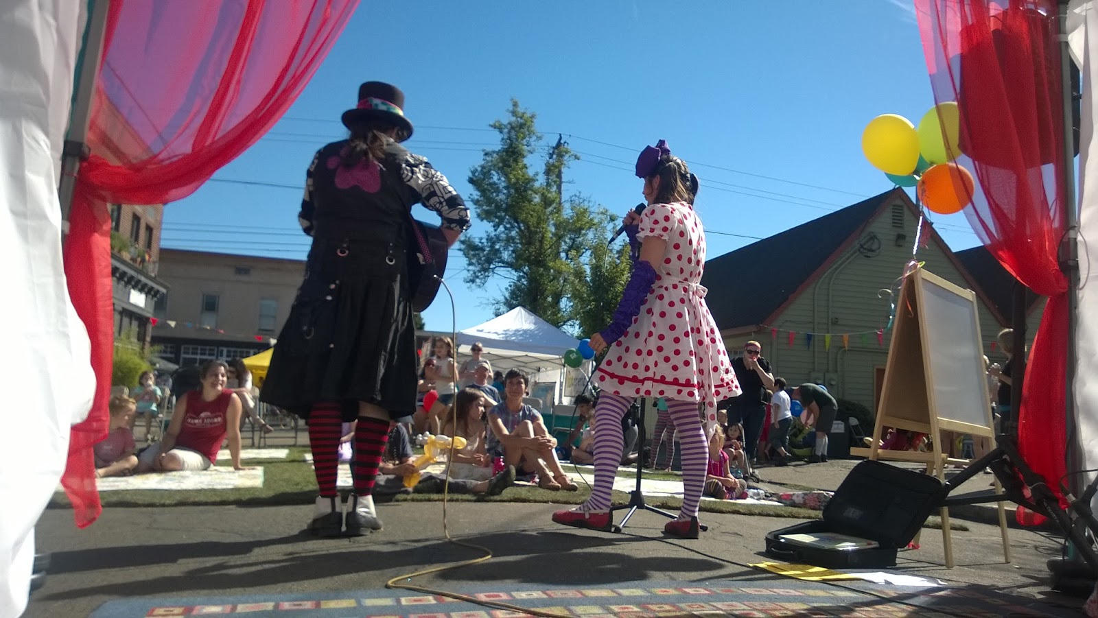 Da Dingo Dizmal Digest Hawthorne street fair