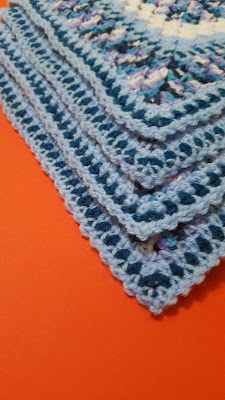 This simple crochet stitch prevent the edges from curling up