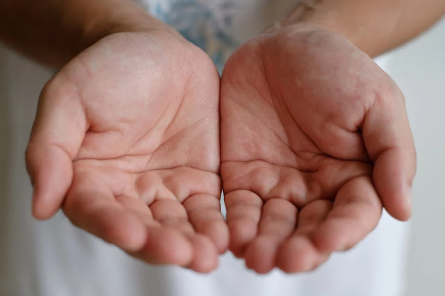 which hand to read for female in palmistry