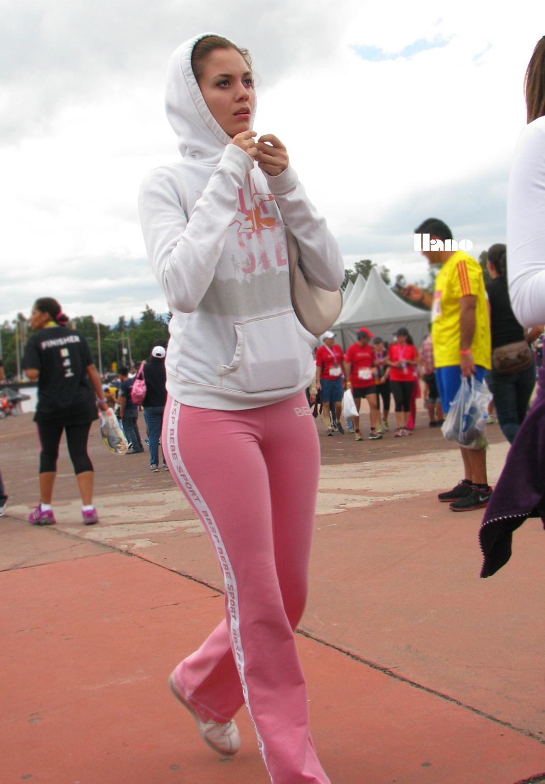 Perfect Round Ass Blonde In Pink Leggings