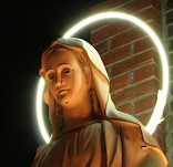 Numerosas estátuas de Maria, estar chorando Lágrimas de Sangue, ajudemos nossa Mãe rezando.