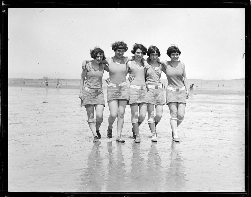 18 Fascinating Vintage Photographs Reveal What Women Wore at the Beach ...