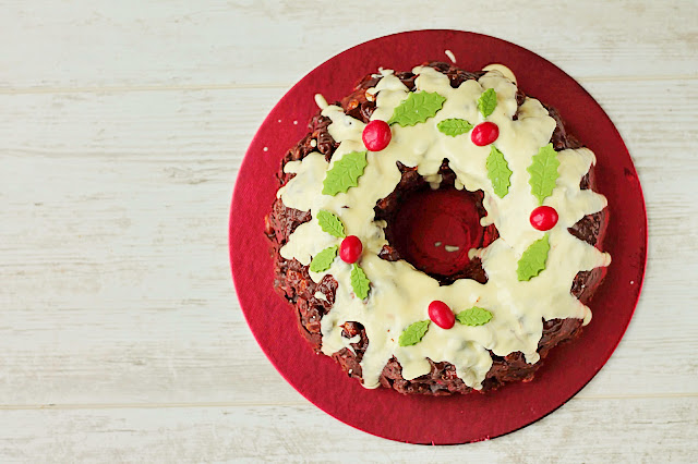 Christmas No Bake Chocolate Wreath Cake. Crumbled biscuits, nuts and dried fruit in melted chocolate! The perfect centrepiece. GoodfoodShared.blogspot.com  