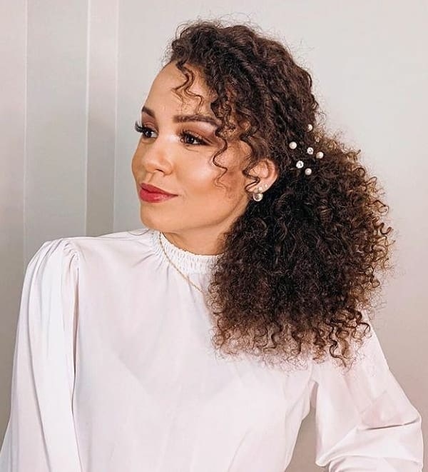 penteado de festa lateral para cabelo afro crespo cacheado