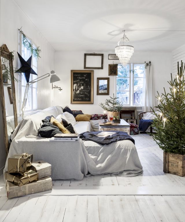 Accenni shabby chic in una casa nordica per Natale