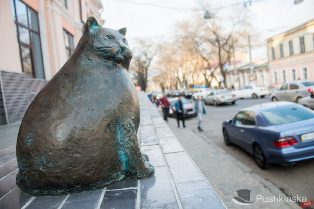 Скульптура «Кошка Базарина» у Нового рынка в Одессе