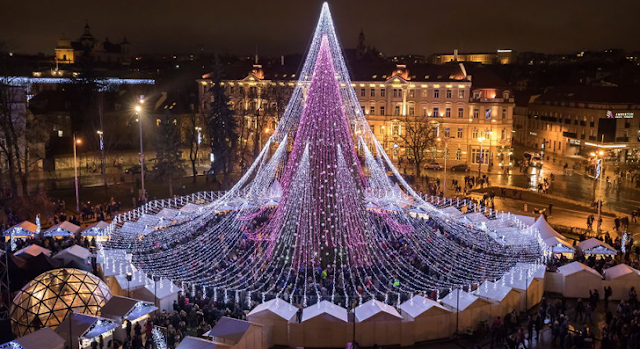 alt="Christmas,Christmas tree,Vilnius Christmas Tree,Vilnius,Lithuania,tree,world,vacation,decorations,Christmas trees"
