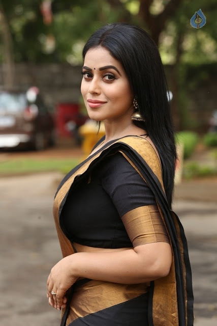 Tamil Telugu Malayalam Actress Poorna Hot Sexy Look At Saree Hot