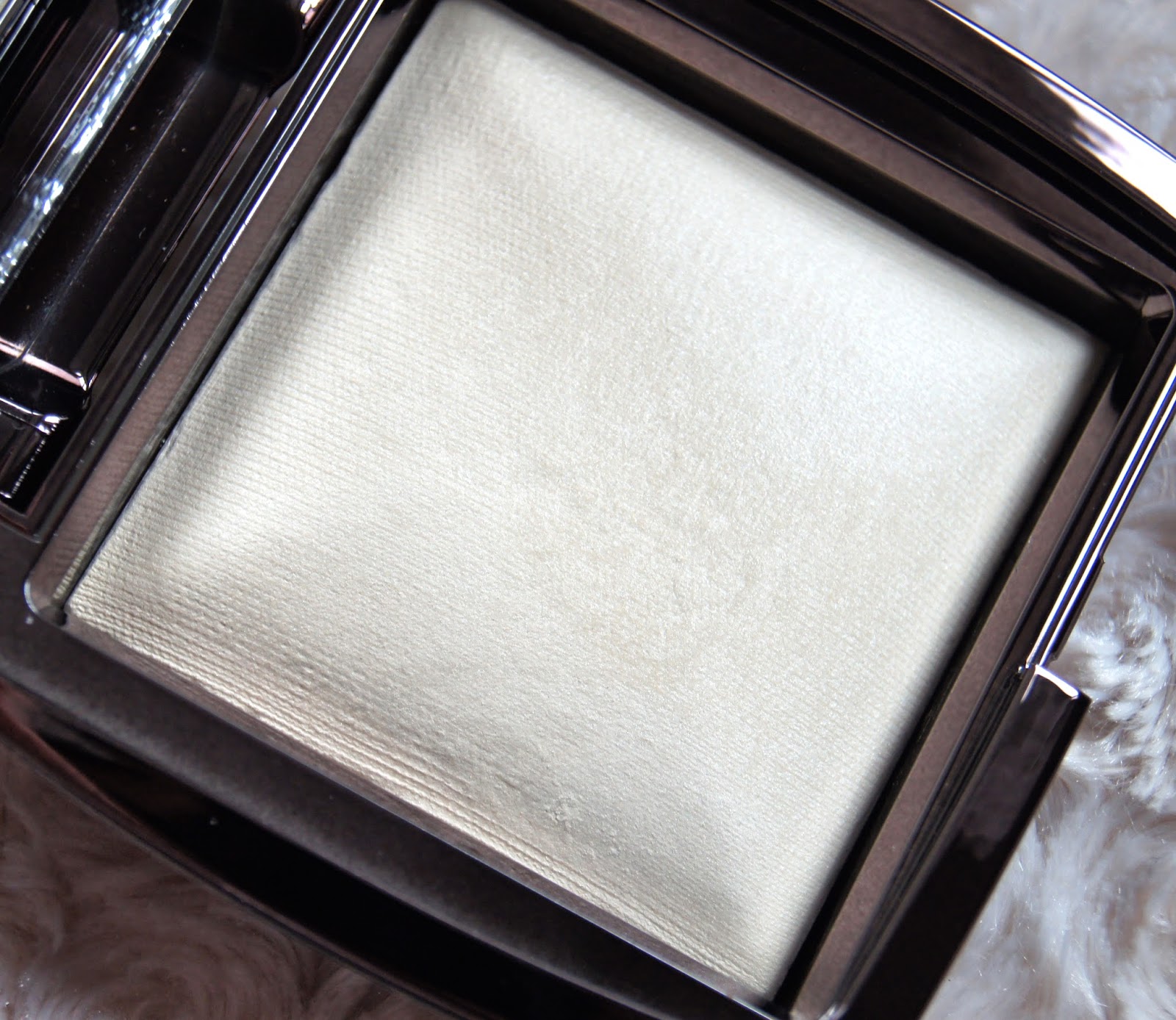 hourglass ambient lighting powder diffused light review