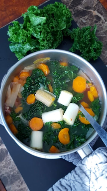 Bouillon de légumes d'hiver et chou kale  ;Bouillon de légumes d'hiver et chou kale 