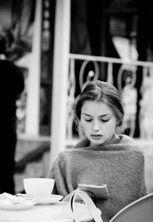 girl reading in a cafe