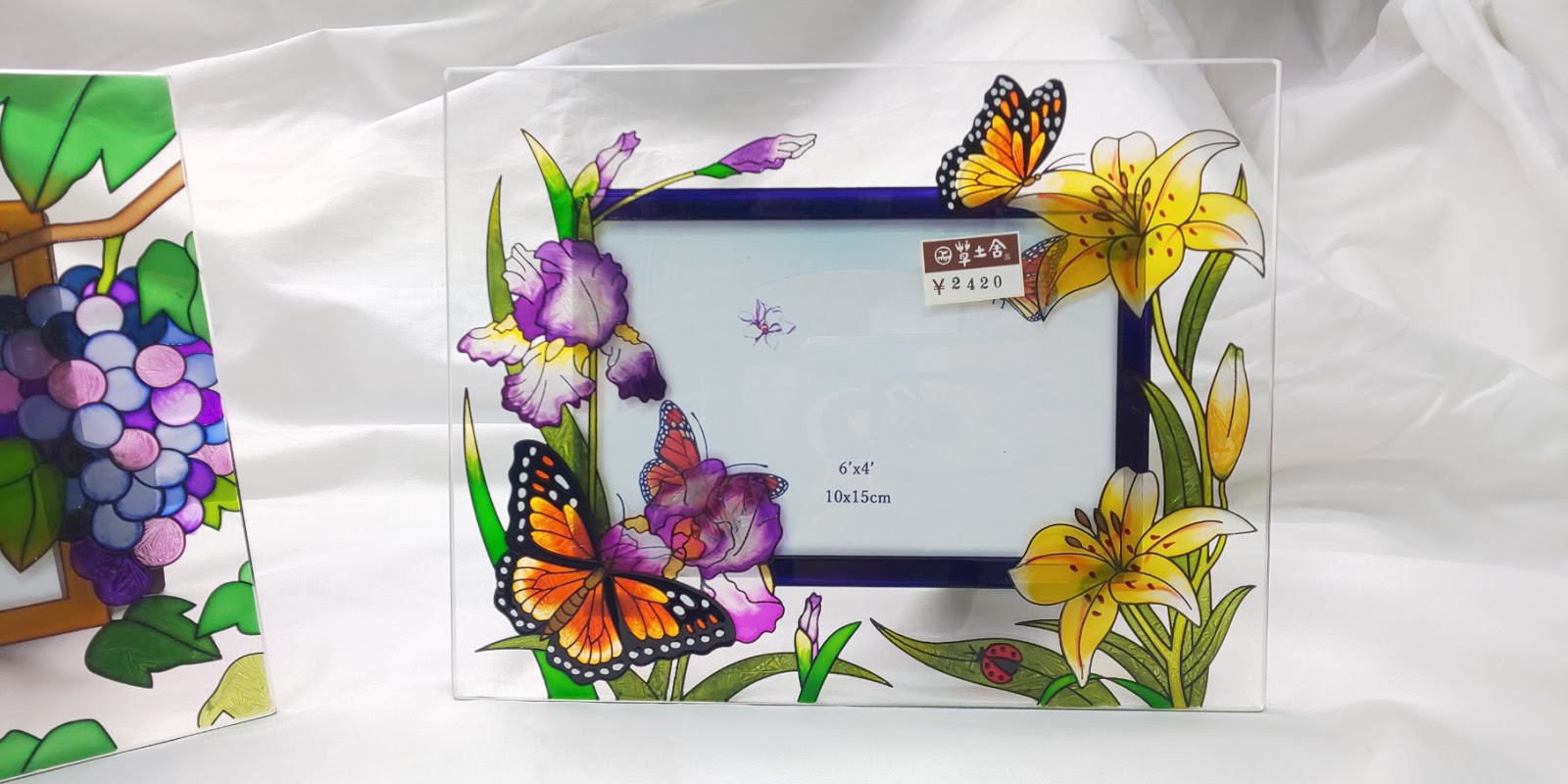 花に囲まれたオオカバマダラ ヴィンテージ ステンドグラス 花と蝶々