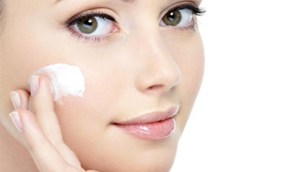 خطوة ترطيب البشرة 