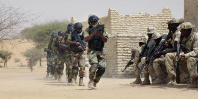 Pasukan khusus Nigeria berlari melewati pasukan Chad dalam sebuah latihan bersama beberapa waktu lalu.