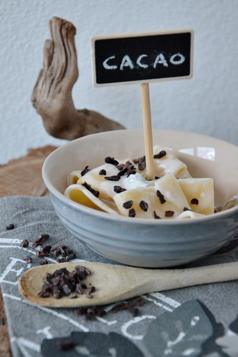 paccheri alla crema di zola di capra e fave di cacao tostate