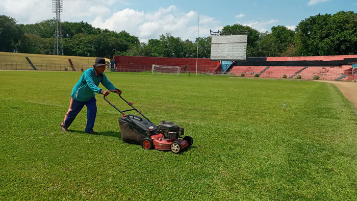 pemotongan rumput Stadion H Agus Salim
