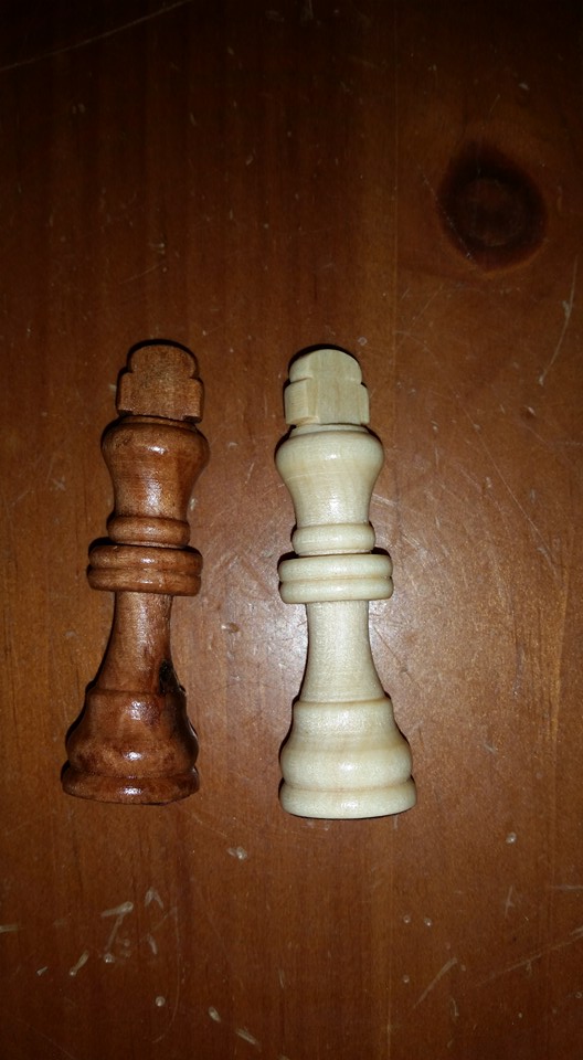 Amy's reviews Kangaroo's Folding Wooden Chess Set With Closure
