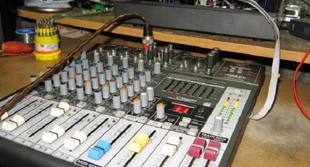 Cara mengganti IC SMD pada mixer audio Ashley PME 82 USB