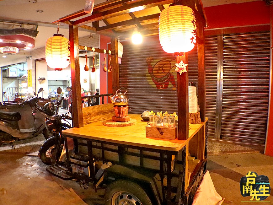 台南杏仁茶/晚上才營業只賣3小時/只賣一樣產品/每日限量60杯晚來喝不到/連網路地圖都找不到/炭火加熱甘醇香/天然食材熬煮/不含香精防腐劑