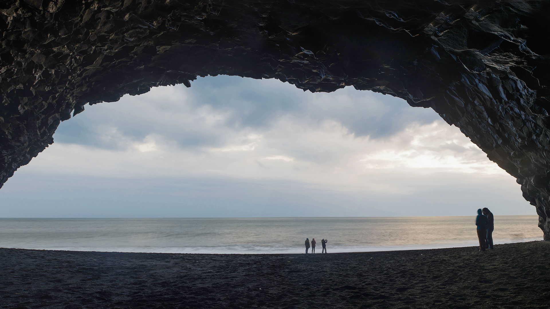 Пещеры черного пляжа Рейнисфьяра в Исландии