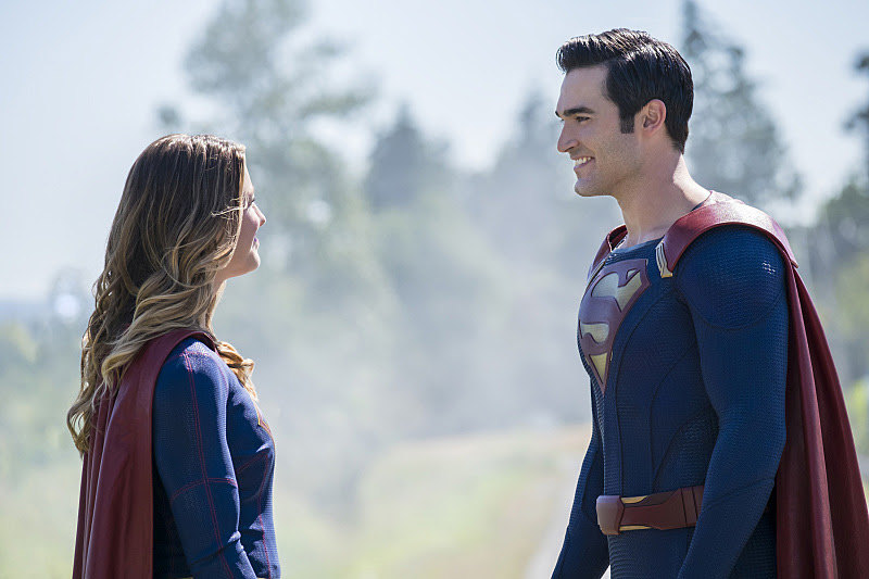 ｃｉａ こちら映画中央情報局です Supergirl メリッサ ブノワ主演の人気テレビシリーズ スーパーガール シーズン2が カーラと従兄弟のスーパーマンが力をあわせて 人命救助に臨むヒロイックな本編シーンを初公開