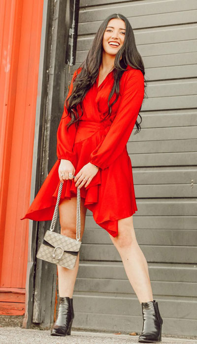 No matter what kind of date night you have planned for Valentine's Day. Here are 29 Romantic Valentines Day Outfits to Wow Your Date. Women's style + Fashion via higiggle.com | red mini dress | #valentine #fashion #romance #dress