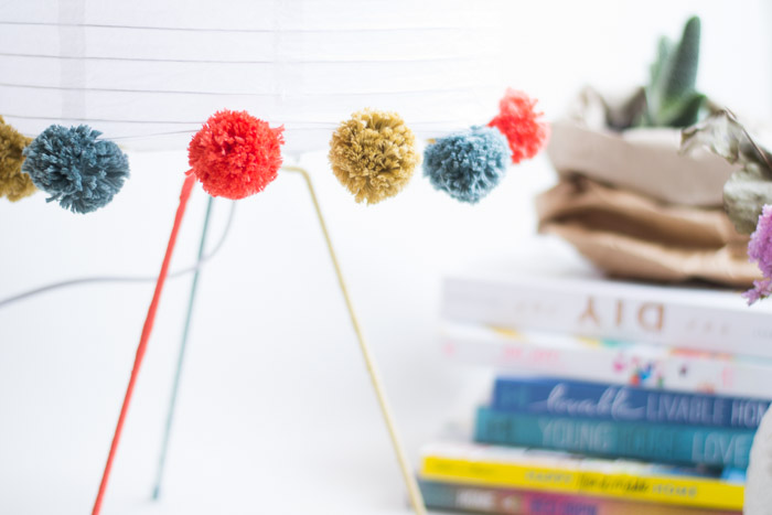 Lámpara con pompones diy