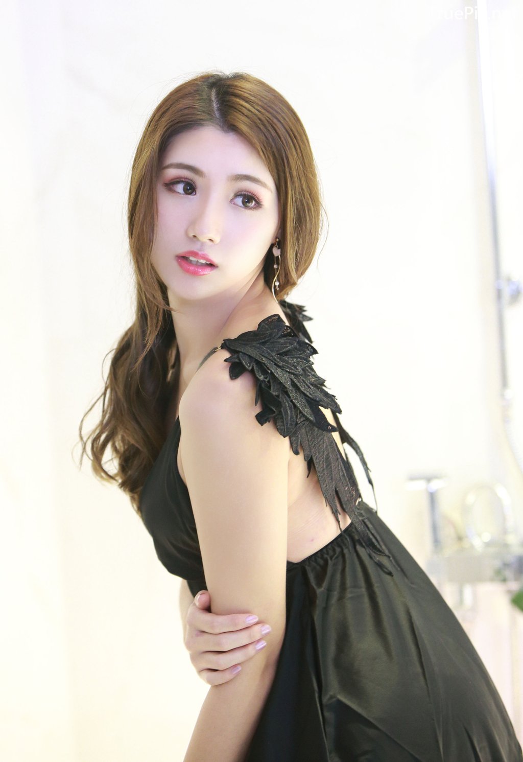 Image-Taiwanese-Model–張倫甄–Charming-Girl-With-Black-Sleep-Dress-TruePic.net- Picture-31