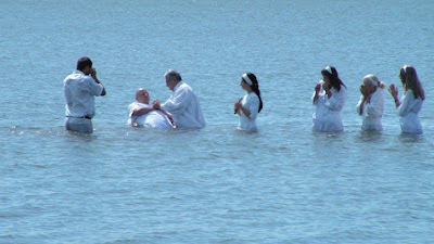 Umat ​​Kristen Iran Merayakan Jiwa-Jiwa Baru Dalam Pembaptisan Massal