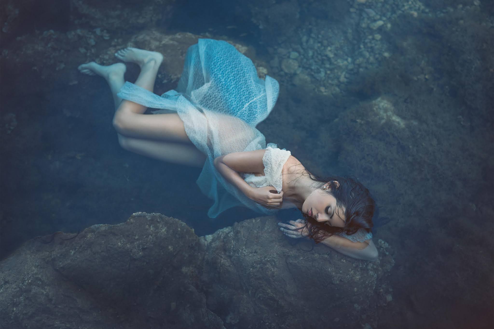 Тонуть во сне к чему это. Девушка в платье под водой. Девушка тонет. Фотосессия под водой. Девушка лежит в воде.