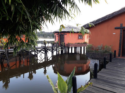 habitaciones-en-cabañas-sobre-el-lago-en-lac-hotel-madagascar-con-enlacima