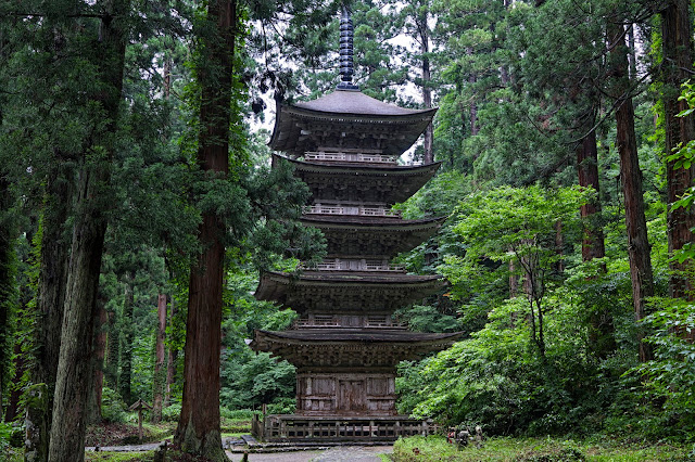 夏の緑に囲まれて / Five-storied pagoda in Summer