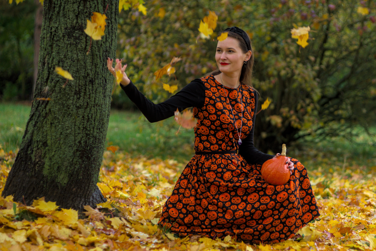handmade halloween dress, 1950s vintage silhouette, georgiana quaint, diy dress, pumpkin, jack o lantern fabric